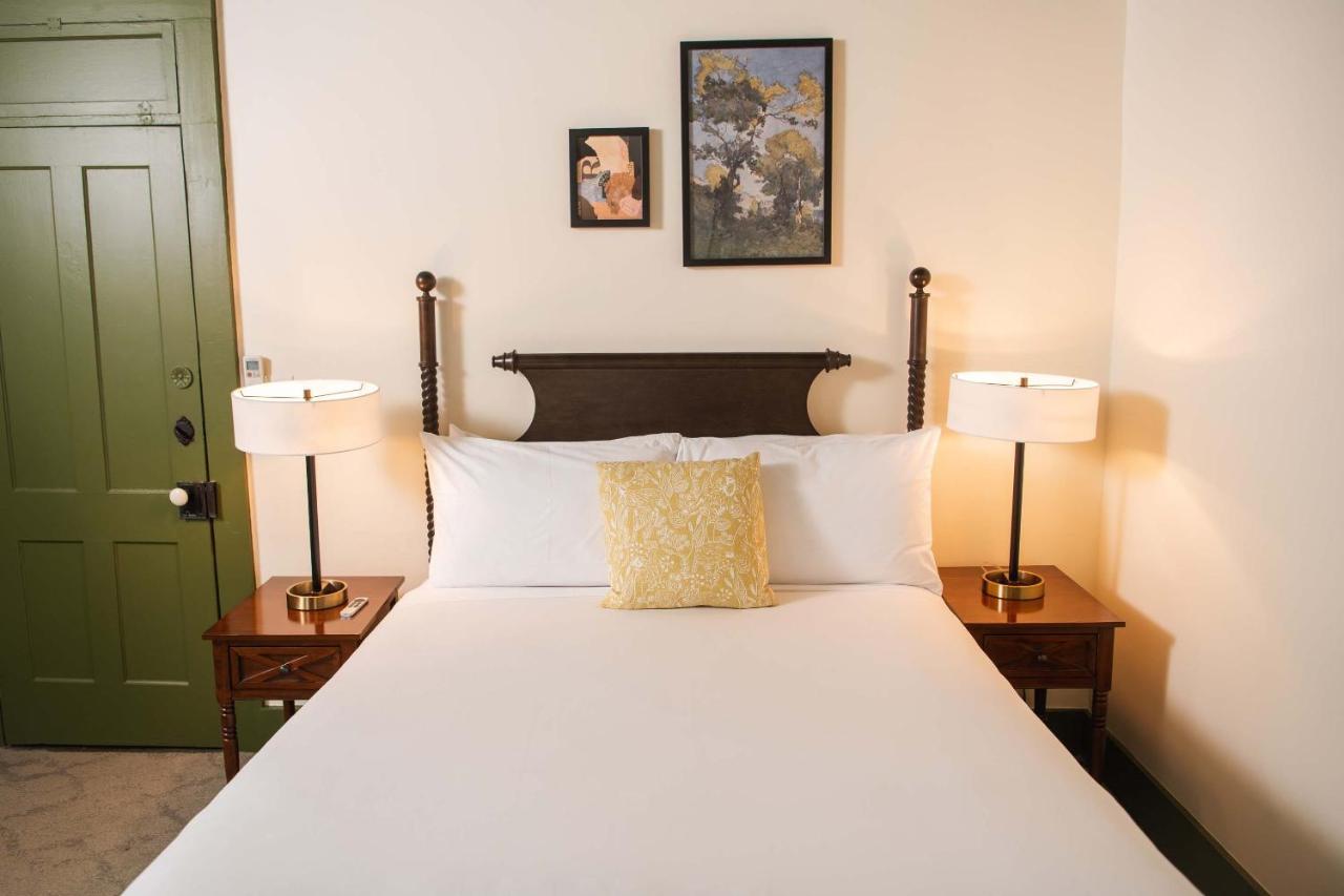 The Whitlock Hotel เลนอกซ์ ภายนอก รูปภาพ